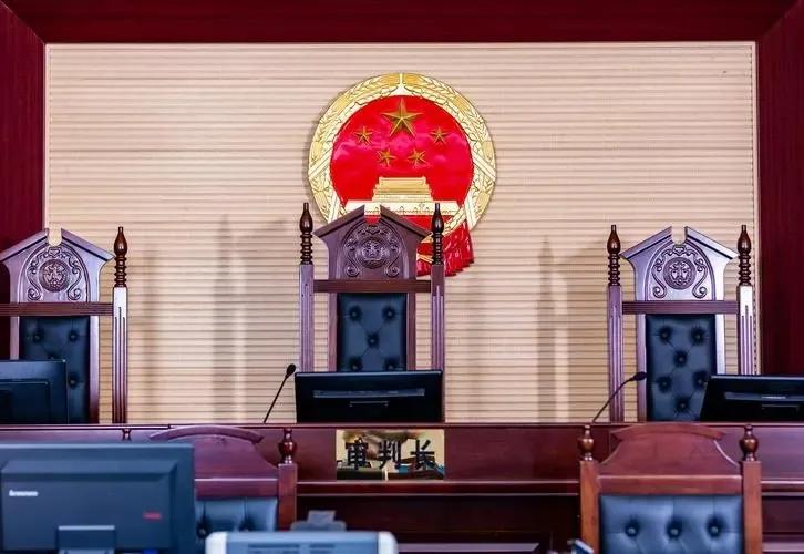 上海闵行，大爷骑电动车出行，被交警拦下后，以未戴头盔为由罚款30元，大爷不服申请