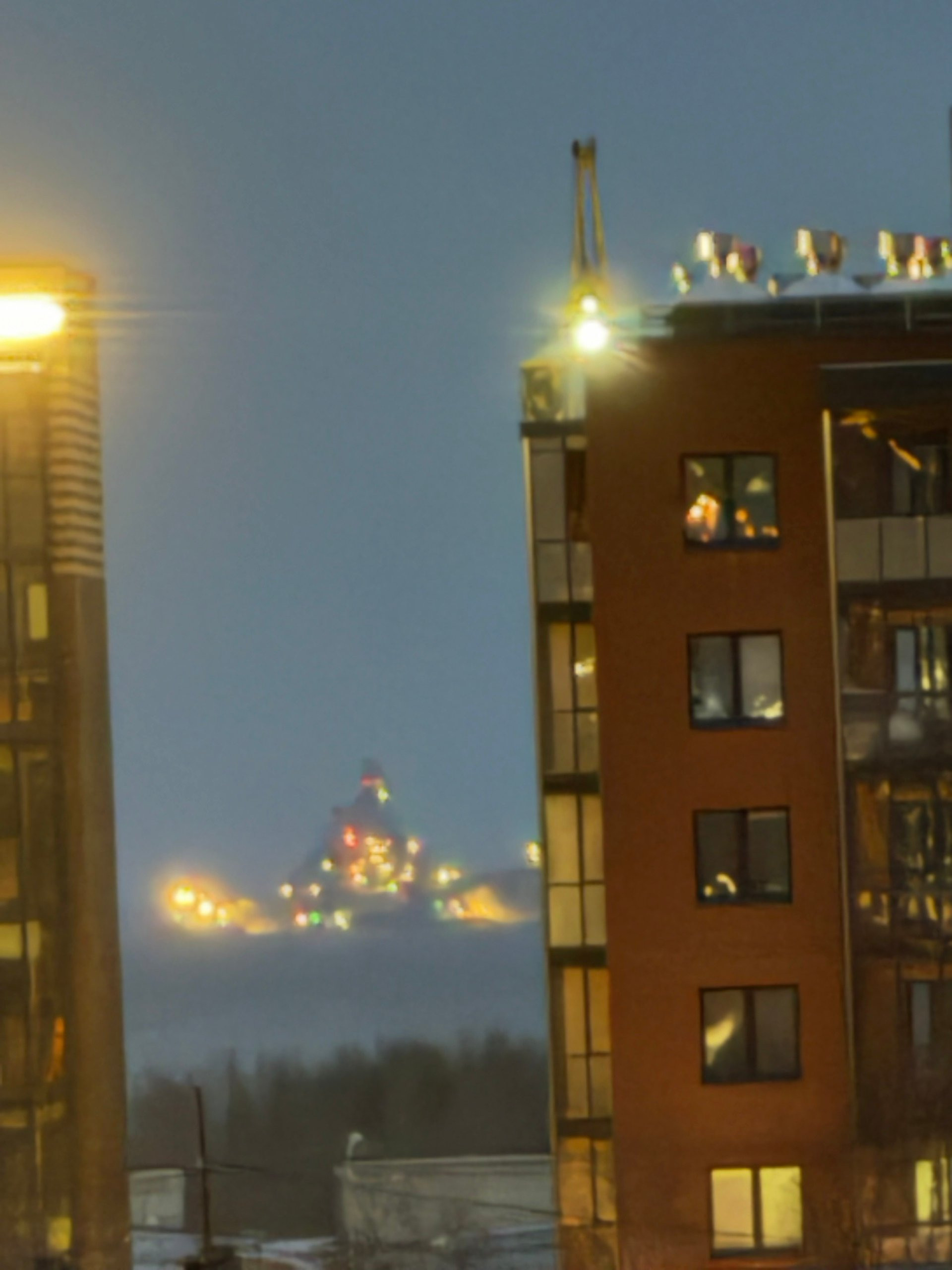 🔻进行完海试返回北德文斯克的俄军基洛夫级巡洋舰纳西莫夫上将号。🔻现代军舰因为