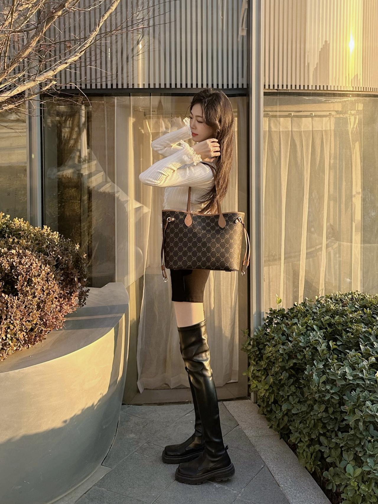 最近喜欢的包包啦！我这几天一直在背COOGI的老花托特包我一直觉得老花有一种