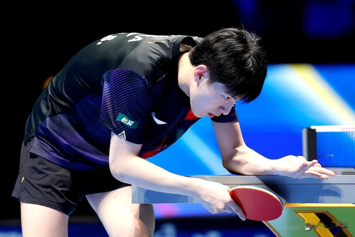 温瑞博赢下比赛，却把毛巾狠狠甩在地上，我看到这一幕，心里一震。不是对对手，是对