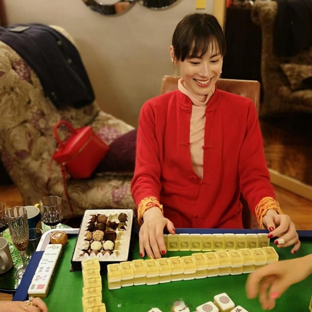 星岛：梁洛施绝美拜年展现惊人气质曝光2万呎豪宅如巨型商场拥旋转楼梯极具气派市