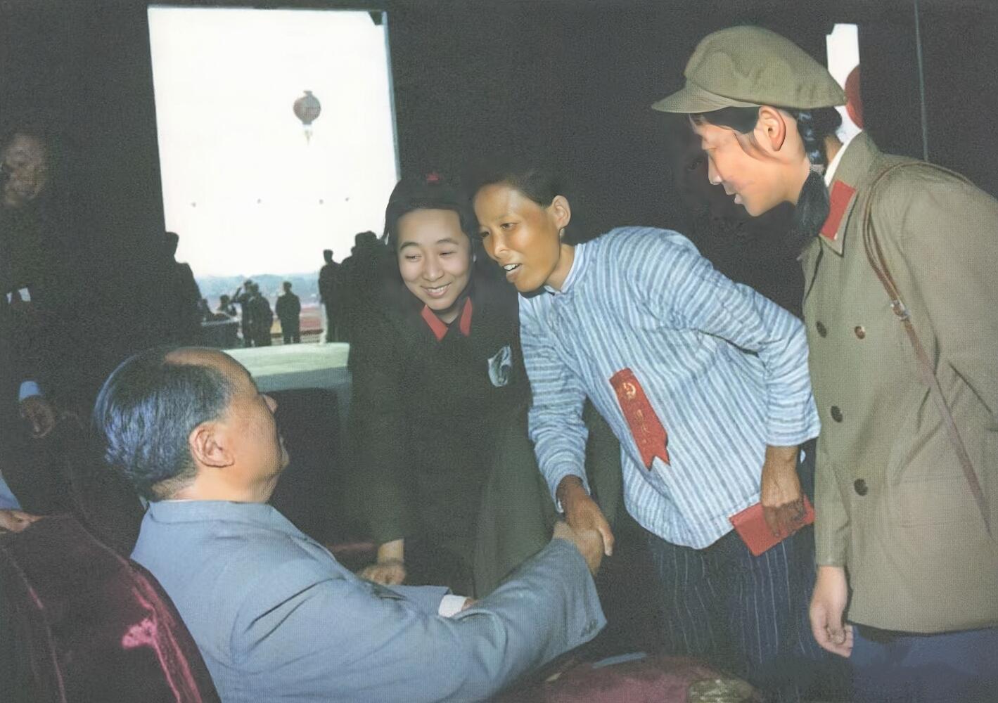 温暖一握——记毛主席在城楼休息室的珍贵瞬间1966年国庆节，天安门城楼休息室内，
