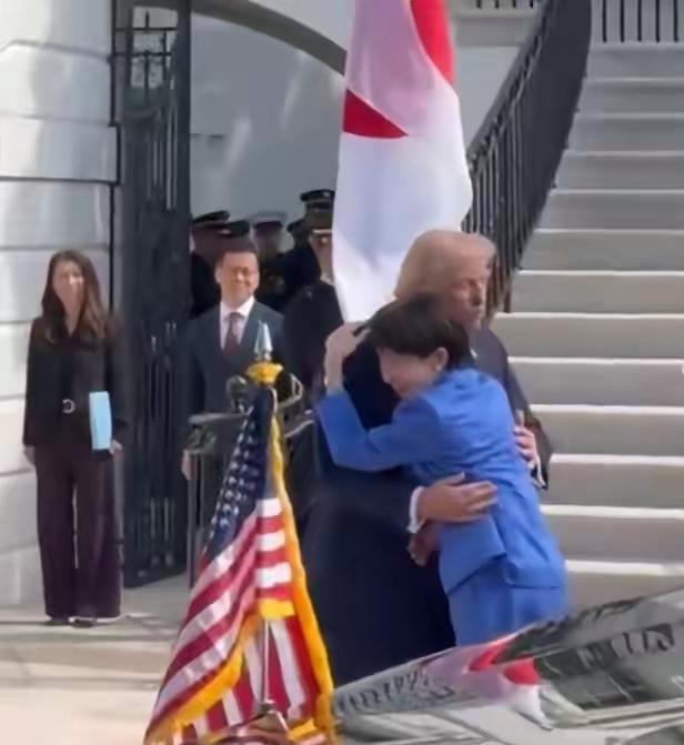 别看高市早苗见了特朗普又拥又抱，她访美过后美日的蜜月期就结束了，原因是特朗普对日