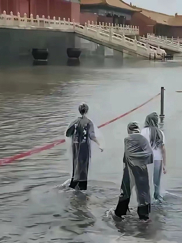 横店你学学人家故宫吧，万万没想到，下个雨就这样了！仿版果然不如原版