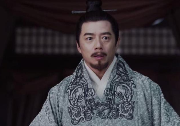 一次，吕不韦在家中宴请异人。酒喝到一半，吕不韦不胜酒力打起盹来。异人趁机向在旁陪