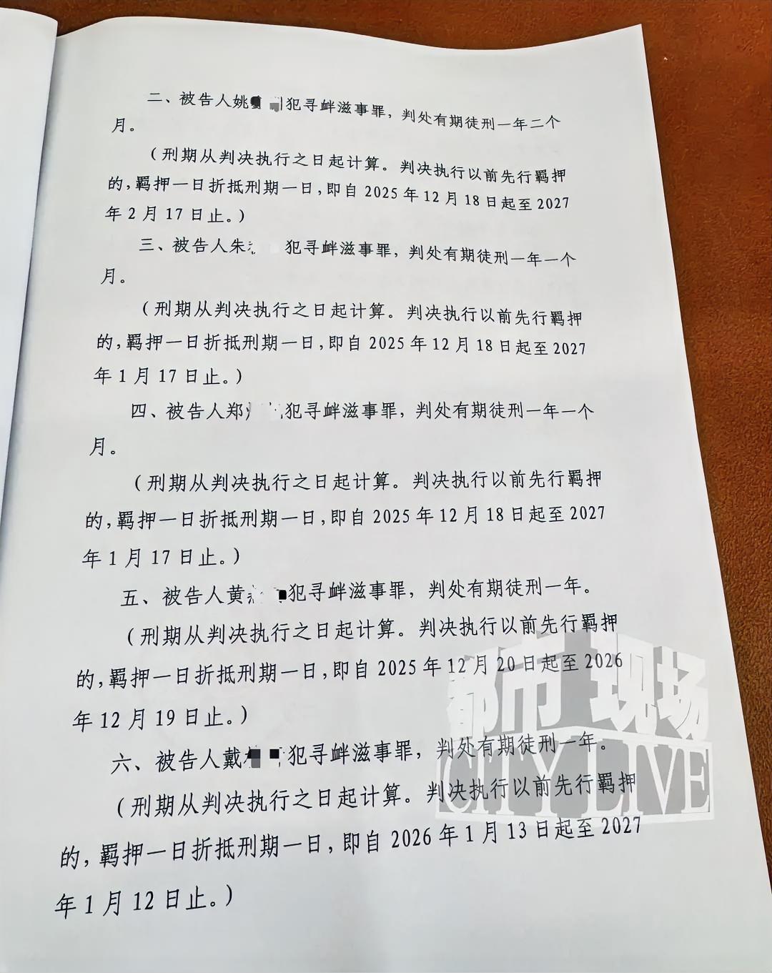 他在执法人员眼皮底下，举报假牛肉。然后被六个人围起来打，左耳撕裂，两根肋骨骨折。