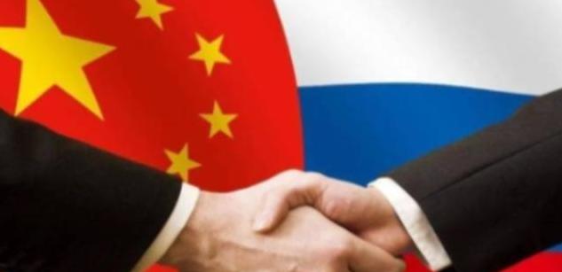 直到现在美国才看透，其实俄罗斯背后站的是中国！俄乌冲突打到现在已经走过了四个