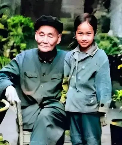 照片里的小女孩，你能看出来，她是谁吗？长大后的她家喻户晓，红遍全国。照片拍摄于