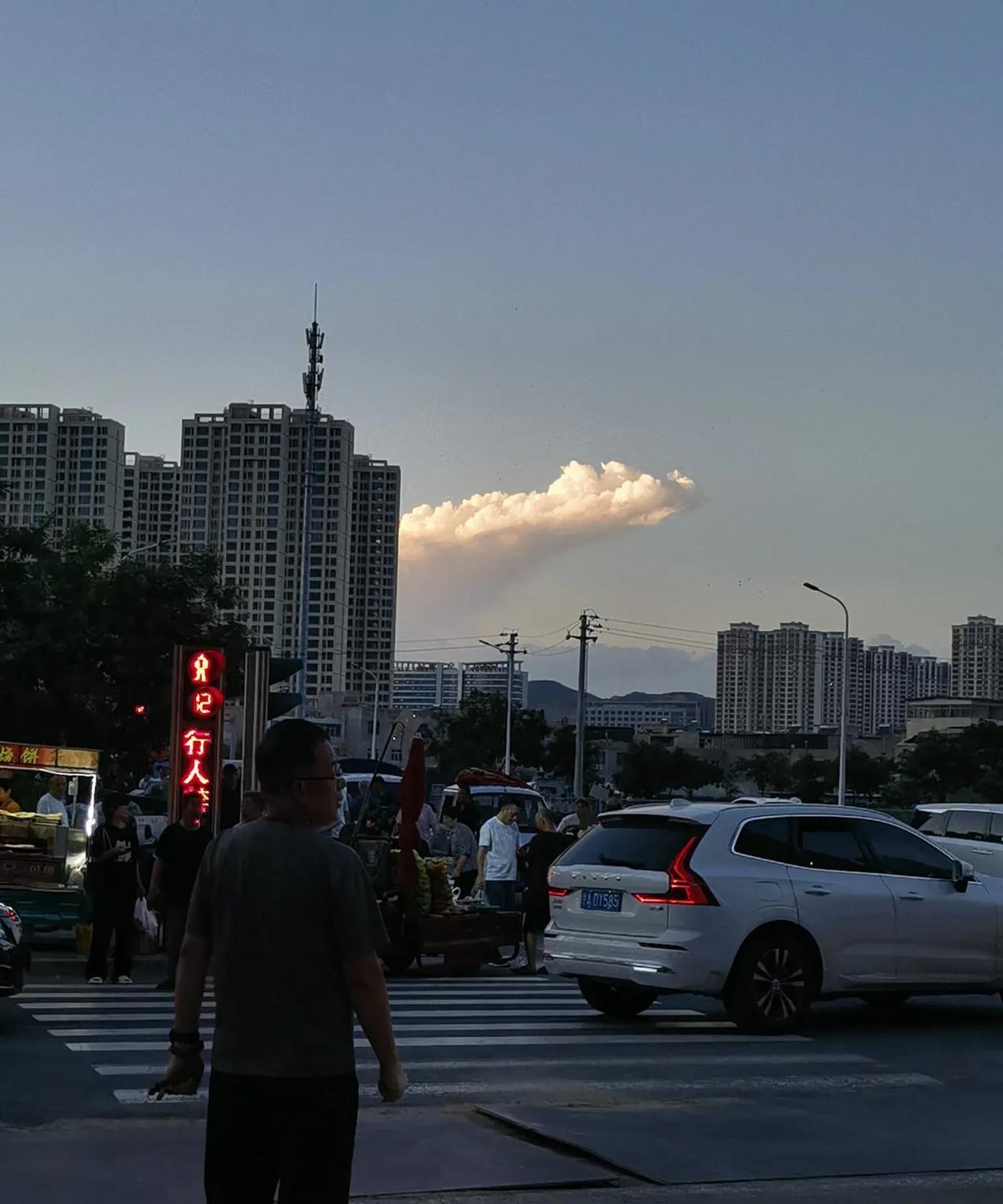 兰州的北方出现奇异怪云，让人不禁浮想联翩。以往兰州上空就出现过不少奇观，比如乳状