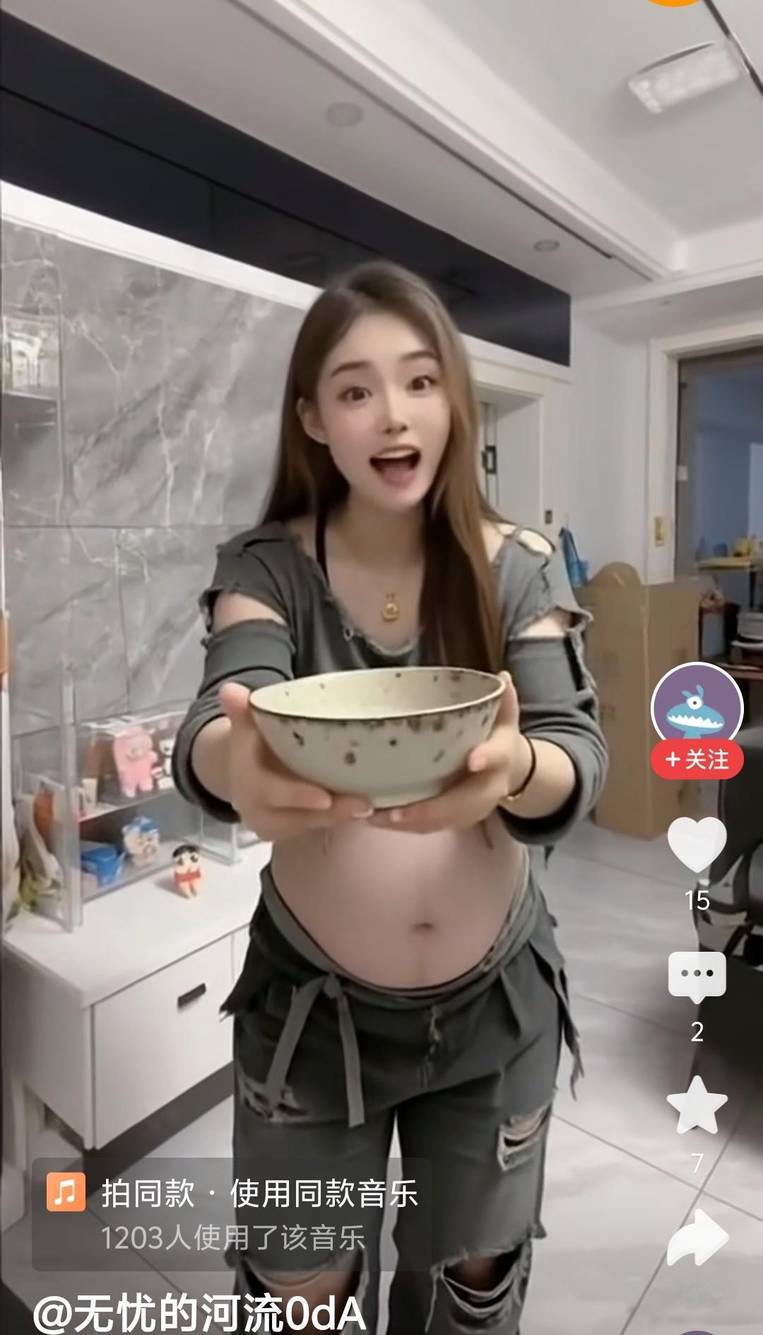 破衣烂衫，衣不敝体的孕妇，端着空碗做主播，这是几个意思，日子过不下去要做乞丐？受