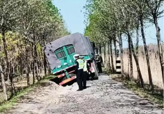 山东滨州一位女子卢女士驾驶大货车驶上农村小路，结果道路被压得稀碎。面对损坏，村民