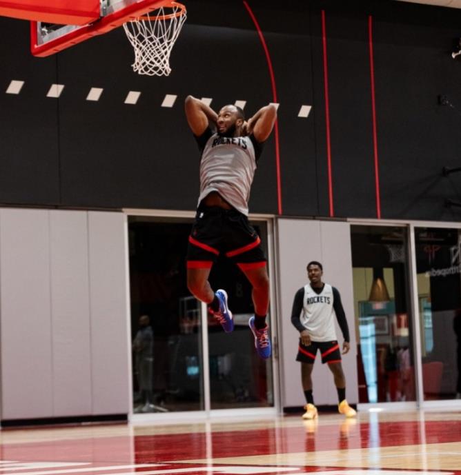 本赛季前2场比赛，火箭队都输球了。当时火箭队主帅乌度卡看到了大个阵容不灵，马上改