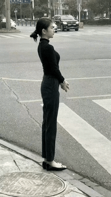 这姑娘太漂亮了，站在哪里都是一道亮丽的风景。无论男女，无论男幼，经过她身边时都忍