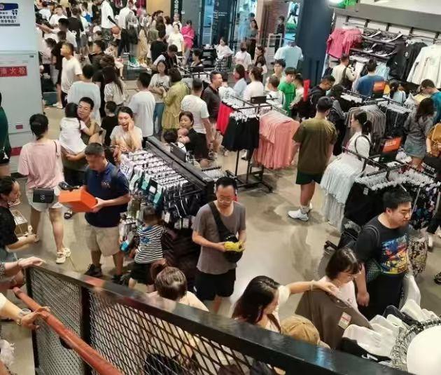 周末，和一个开汽车美容店的朋友喝茶。他聊起最近店里的三件事，非常反常。 第一