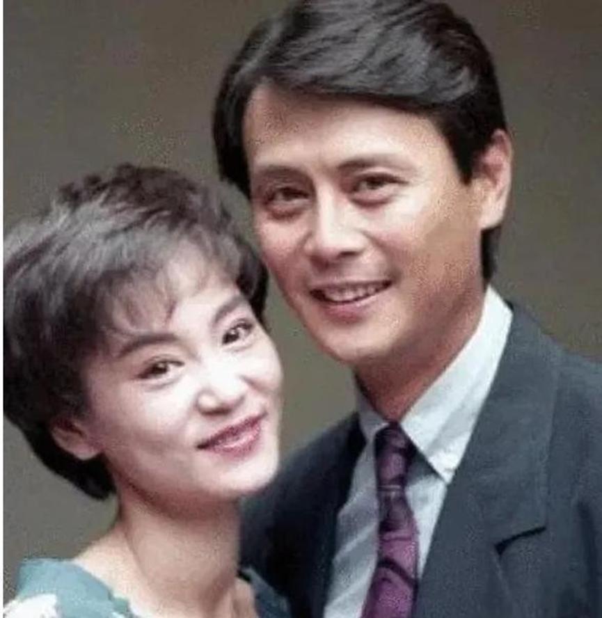 1997年，38岁的刘雪华怀着身孕，一边筹备着婚礼，一边等44岁的刘德凯从法国回