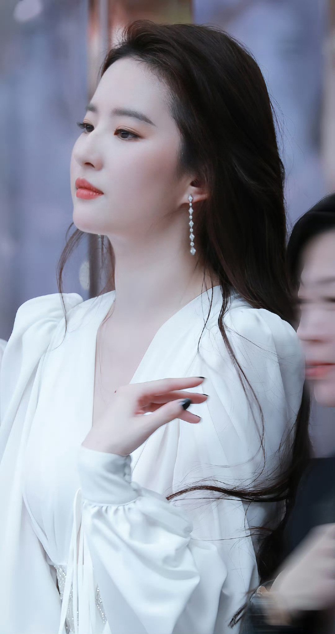 刘亦菲白裙造型：云端仙子落人间，眉眼藏辉，温柔凝萃​​​