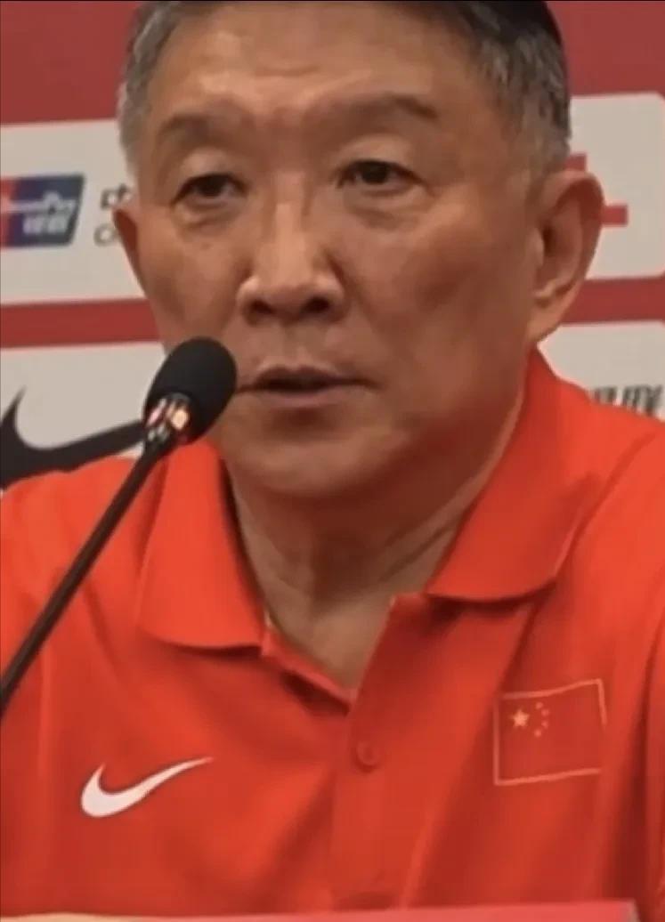 第一点宫导直接点破日本队套路——快！外围准！全场疯跑！跟咱们以前那支“快攻大队”