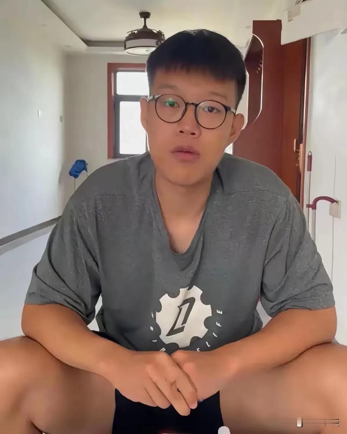 养父收回了房产和现金，小伙啥也没有啊