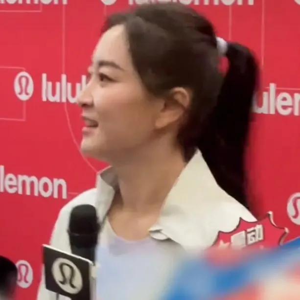 贾玲以一身利落造型亮相近日的活动现场，最引人注目的莫过于她新换的高马尾——乌黑的
