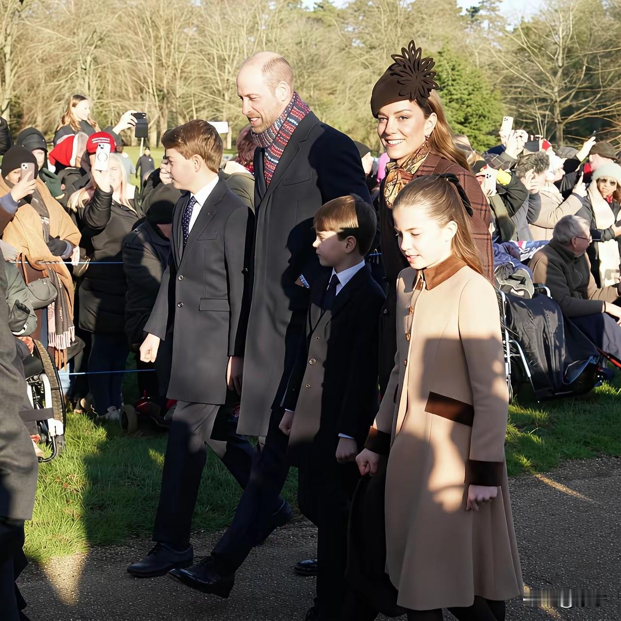 今天，威廉凯特带着三个孩子一起和全体王室成员一起亮相圣诞活动了！​12月25日