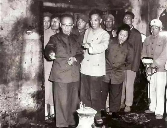 1956年，郭沫若带人挖掘定陵，可不久后，他的妻子和儿子都自杀身亡，参与挖掘的专