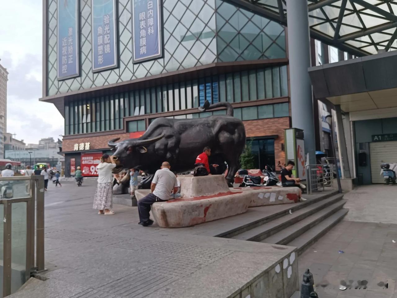 贵阳市西路商业街如今冷冷清清的，比较有意思的是在入口处有一头希望旺财的肥牛，这头