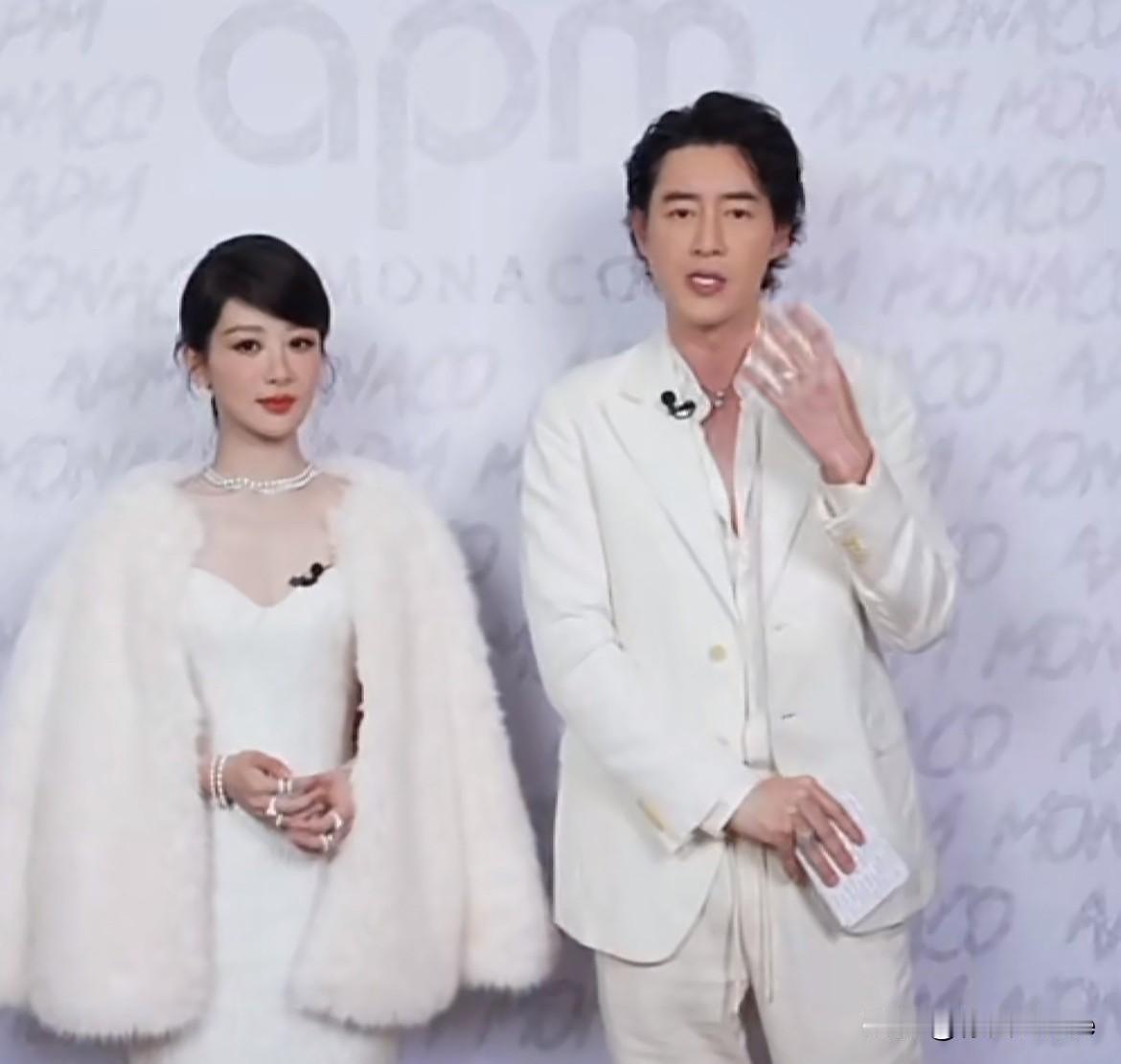 12月19日，杨紫一身白裙搭配皮草出席线下品牌活动，一整个贵气十足！杨紫在线分