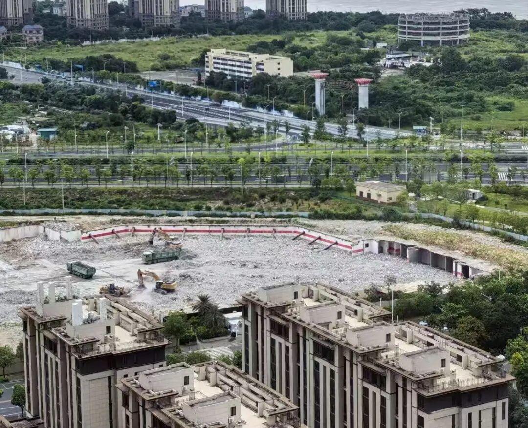 触目惊心了，太离谱！1月22日福州，三江理想城安居工程因地基下沉、楼体倾斜成D