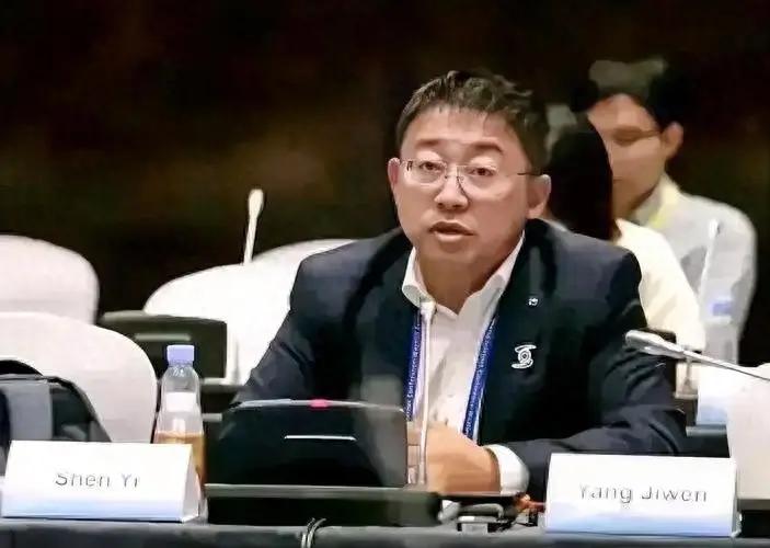 中国精英为何怕中国赢?专家:一旦中国科技追上，那张绿卡就贬值。每天刷手机都能