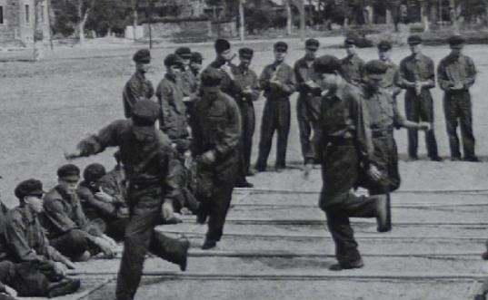 1979年6月20日，最后一批中越战俘交换现场，一名年轻的越军俘虏慢慢走向边境，