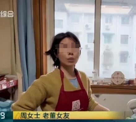 上海，一男子刚退休，却患上重病，如今瘫痪在家，他的小23岁女友专门辞职来照护。男