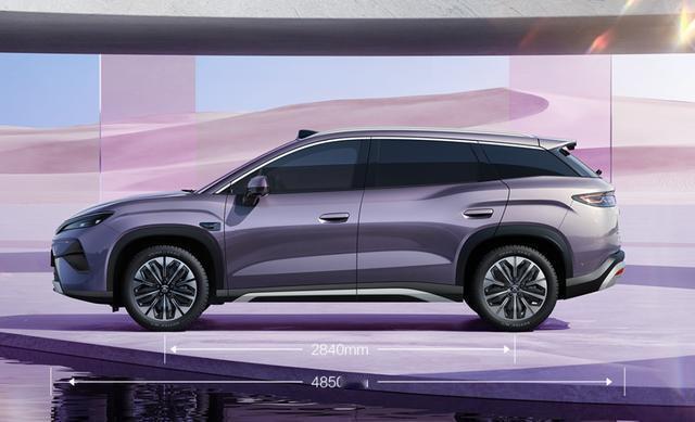 刚刷到宋UltraEV的内饰官图，先说说直观感受：整体就是比亚迪现在的家族风格