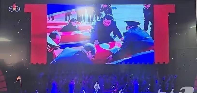 金正恩看演出时感动落泪，亲自扶棺迎回朝军阵亡将士当地时间6月30日，金正恩带着