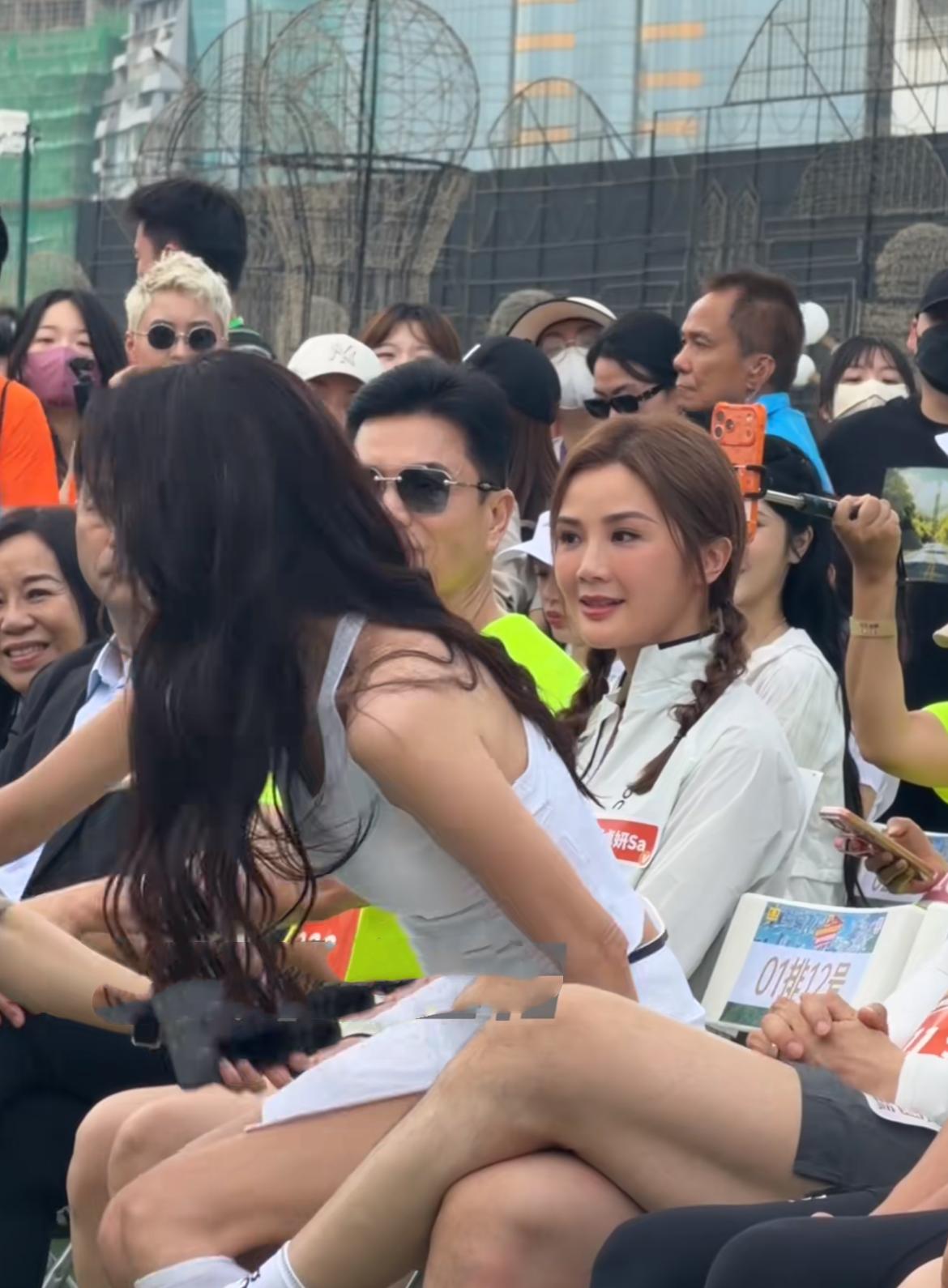 林志玲吐舌头好调皮啊，蔡卓妍的表情有点“亮”。林志玲自从嫁给黑泽良平并诞下儿子