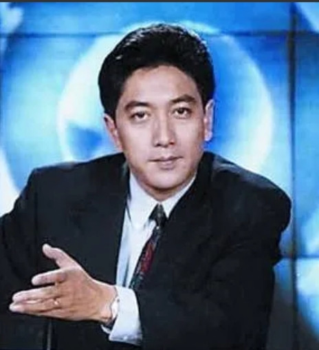 2007年，水均益的妻子意外瘫痪，水均益决定离婚，14岁的女儿水亦诗苦苦哀求：“