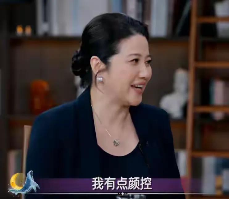 颜丙燕太勇敢了，52岁的影后曝光恋爱的甜蜜，还官宣是小20岁的男友，185身高非