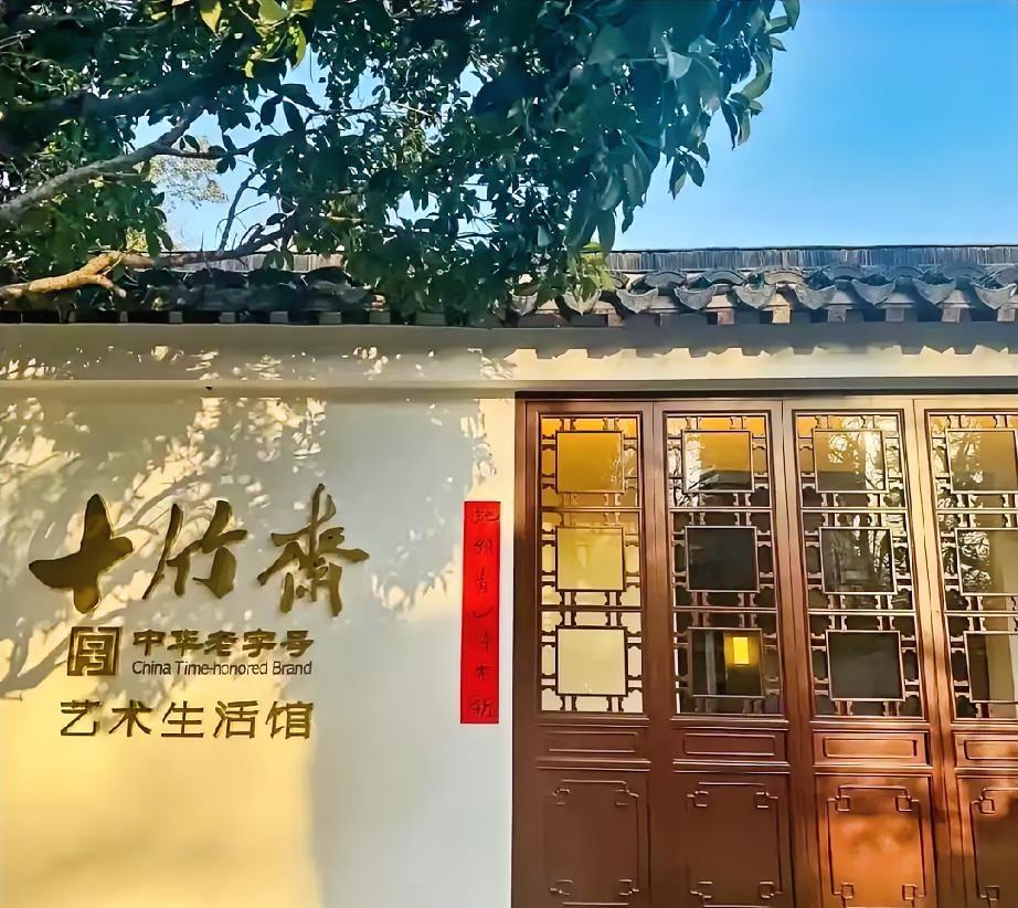 果然又解锁了新人物。原来《江南春》，在2023年不在陆家了。​陆挺虽然明面