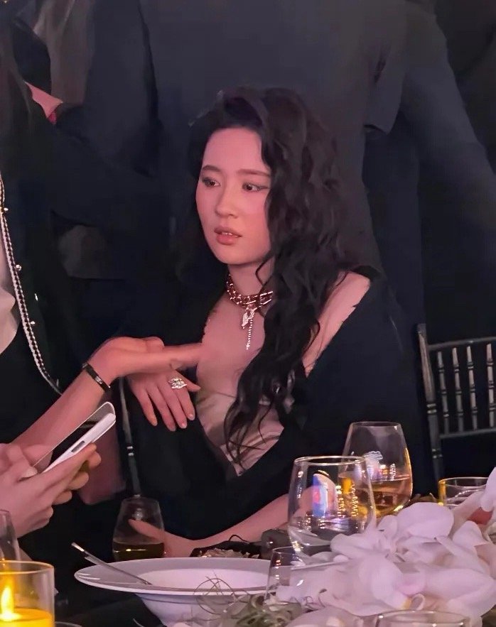 刘亦菲喝醉酒微醺的状态被拍到，脸上已经泛起了红晕，被拍到后眼神微怒​​​