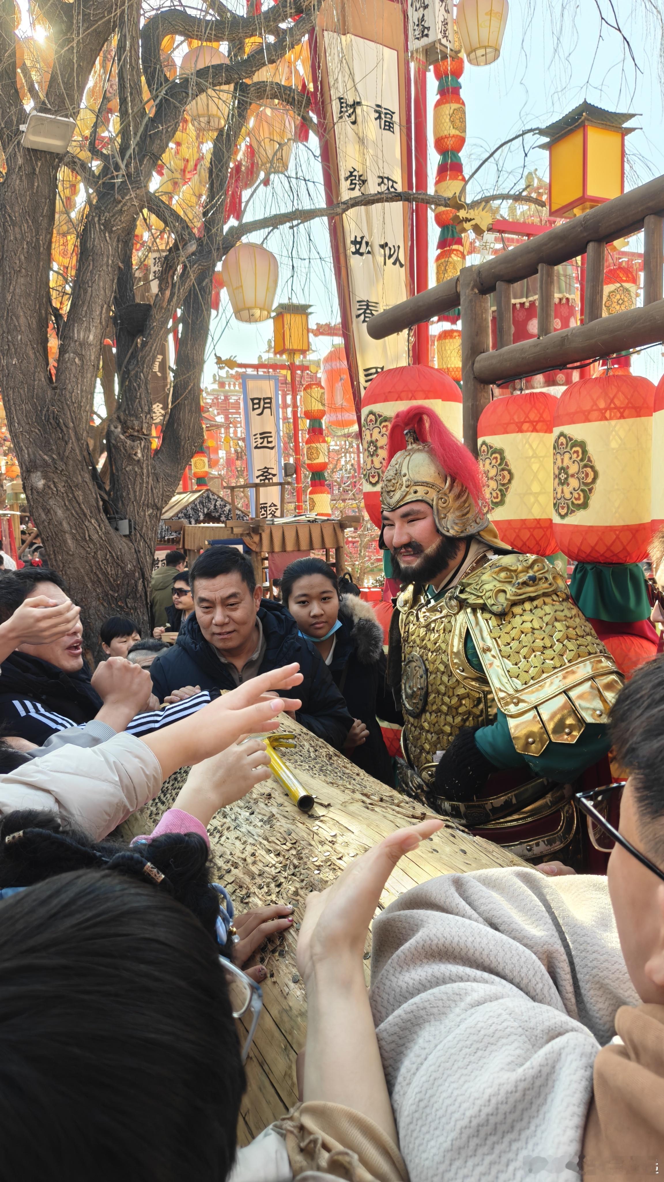 唐山这庙会太超前了10米一组npc，互动能得银票跟里面消费，吃的贼便宜还没预制，