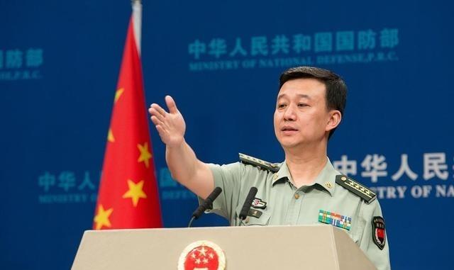 国防部反常了！大年初一，所有人的手机都在响，不是拜年短信，就是红包提示。可就在2