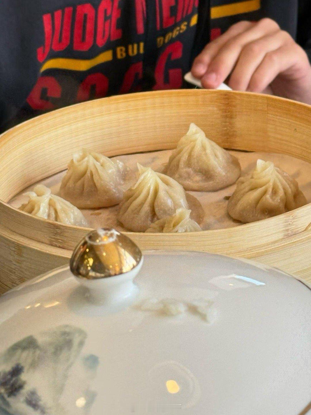 小外孙喜欢这家的酥肉和小笼包。