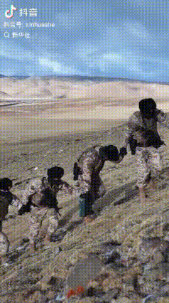 “泪目！”武警西藏总队那曲支队的战士，在海拔5072米的青藏铁路无人区巡逻时，突