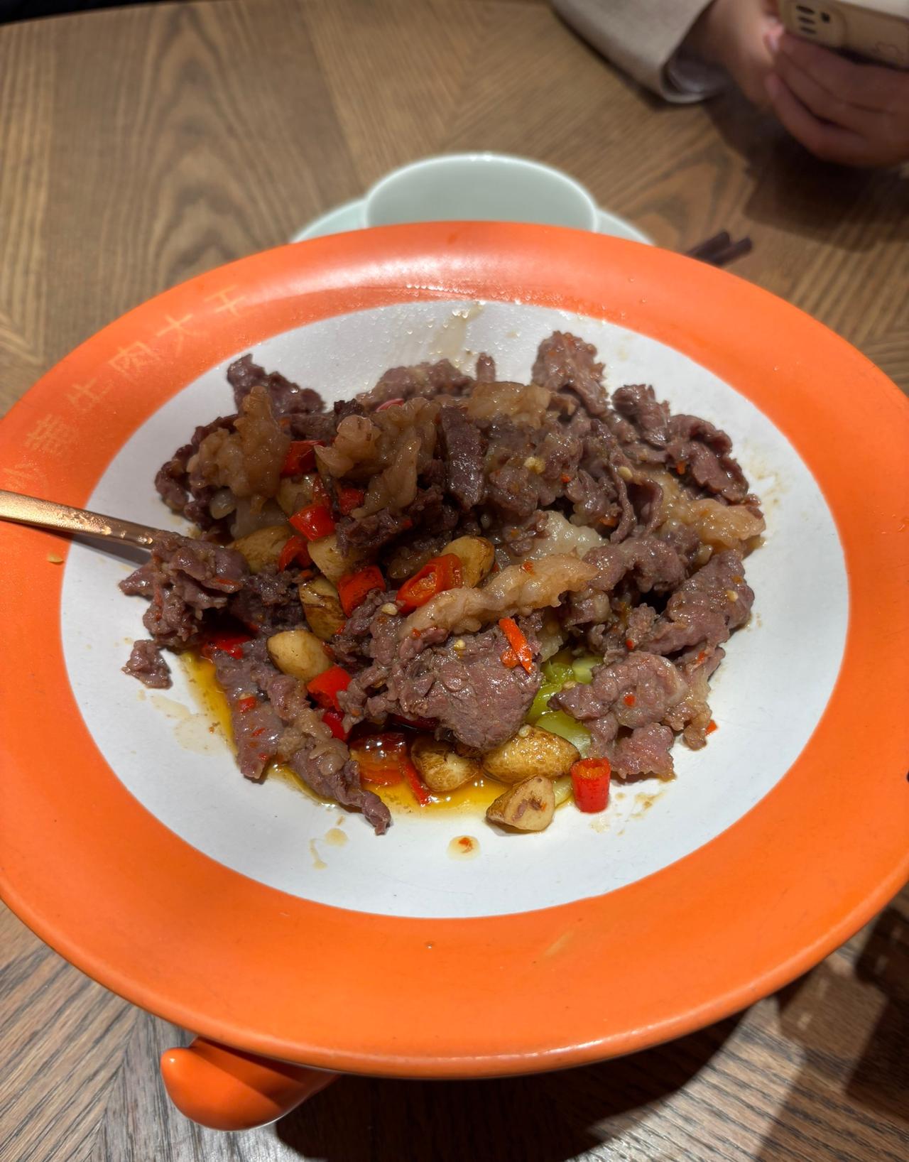 今天中午去饭店店里面点了一份炒牛肉，我很奇怪，为什么自己在家里面炒不住这个味道