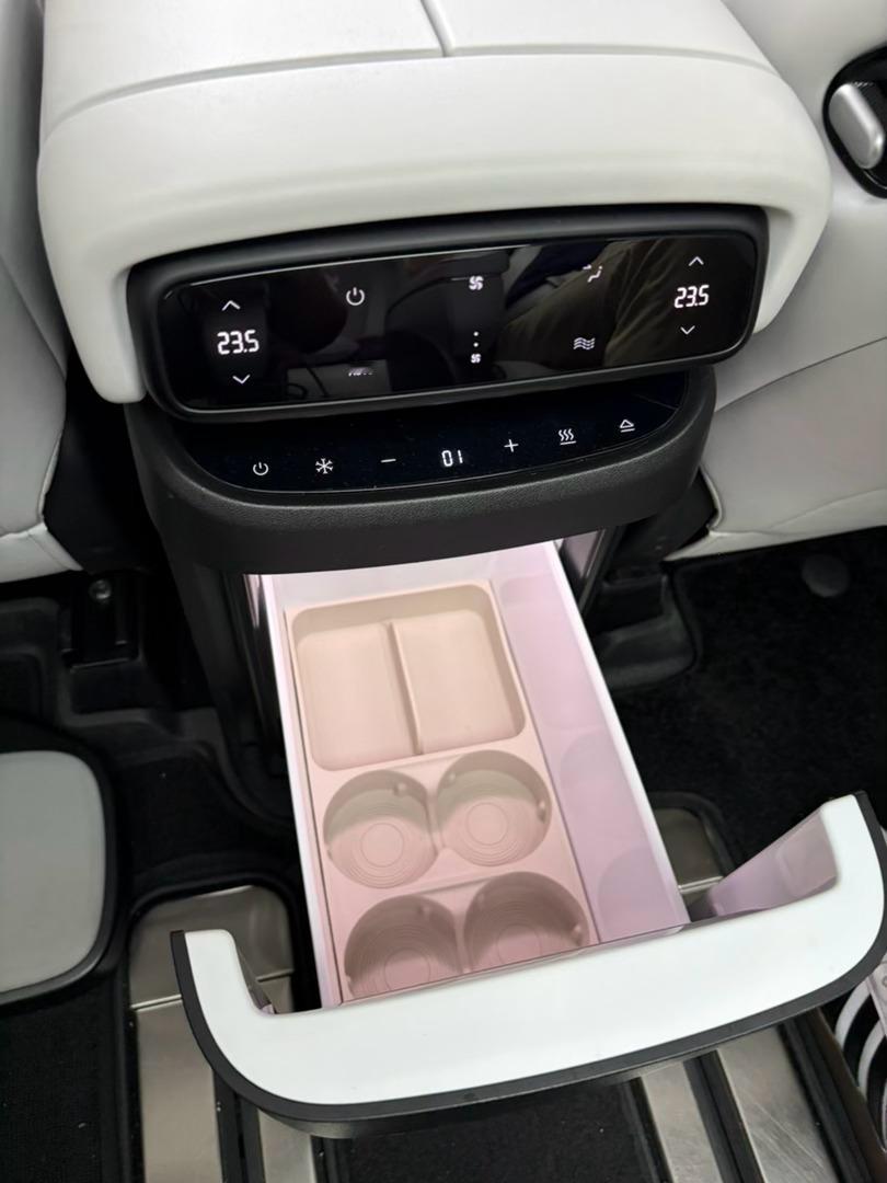 坐的大X9去看另外一台同样大的科技旗舰，在车内学习袁老师对小鹏GX的详细解读，第