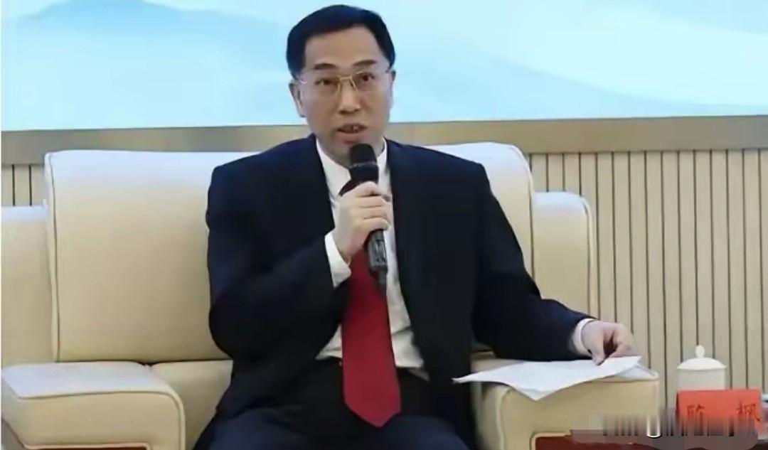 网友吵翻锅法学界陈枫再次建议入境外籍人员落地必查艾滋与毒品。这条消息6月8