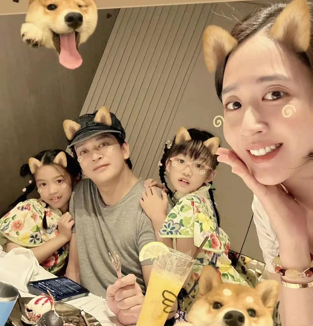 哇塞！陈晓东都50岁了！？他年轻的时候也是很帅的！不过一家四口逛街其乐融融的