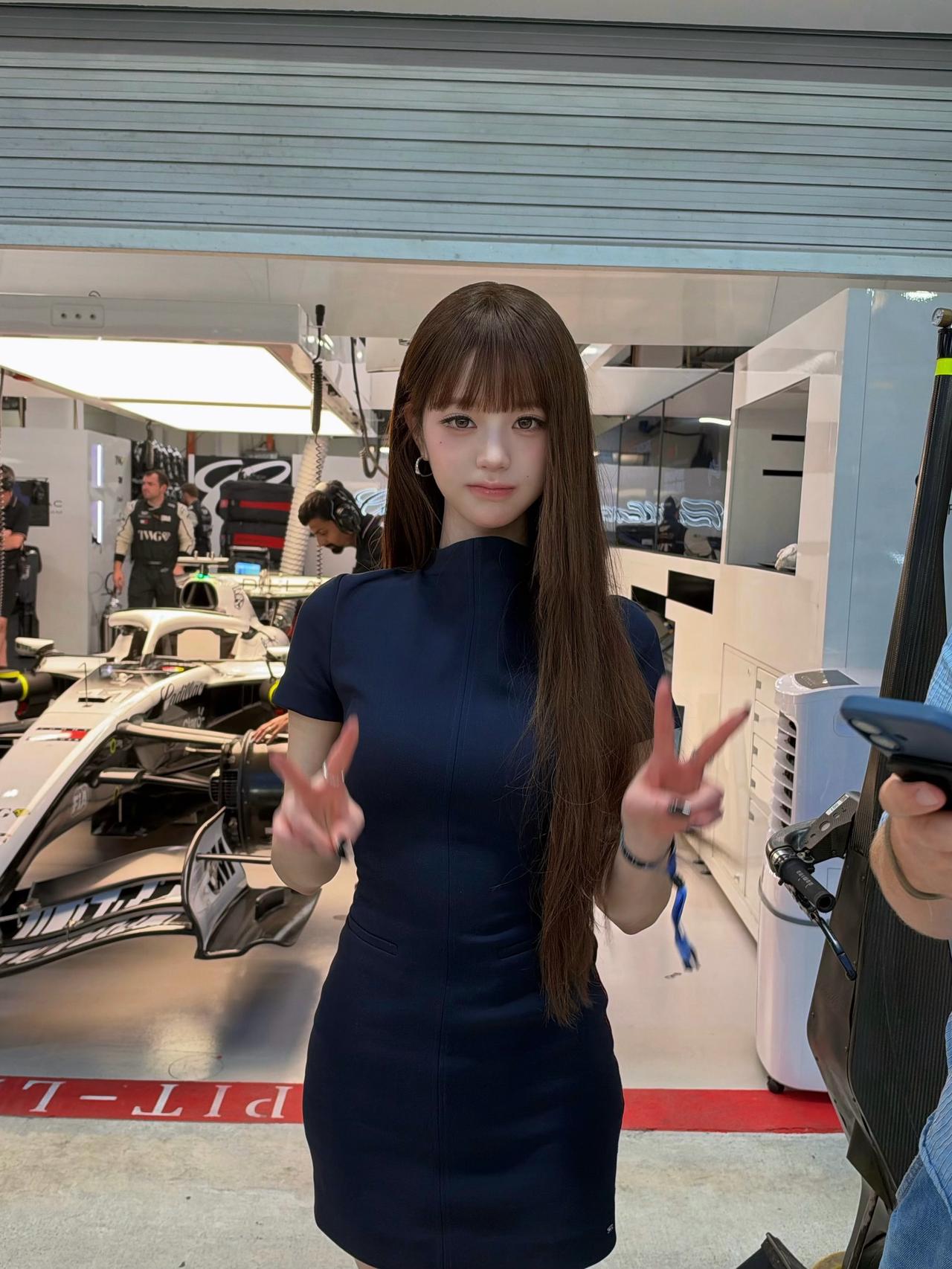 张元英F1赛道甜酷妆造，棕长直齐刘海，又纯又辣赛车场少女