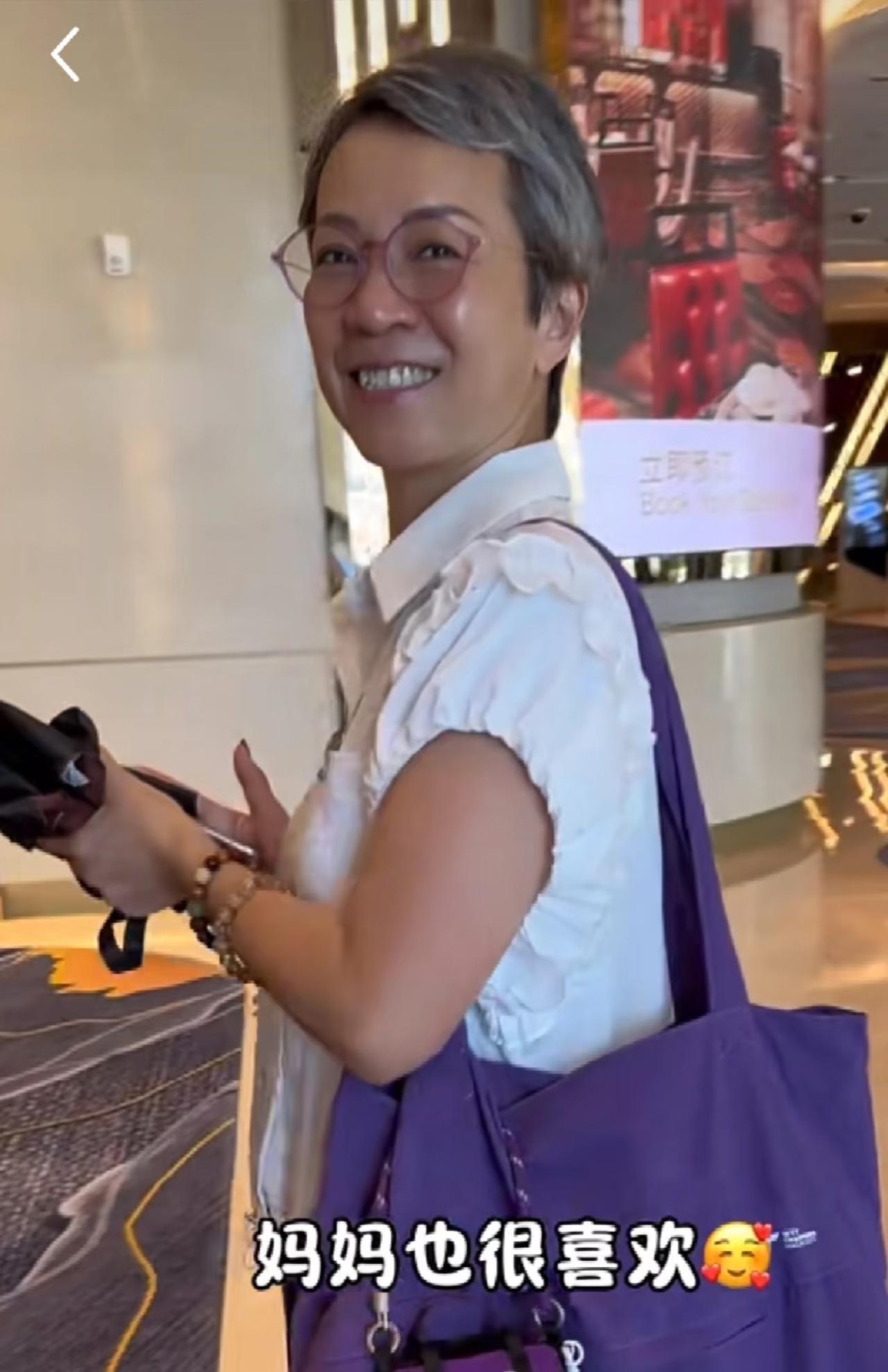杜凯琹更新：原来爸爸妈妈也来看比赛了真好！9月13日，杜凯琹更新社媒，爸爸