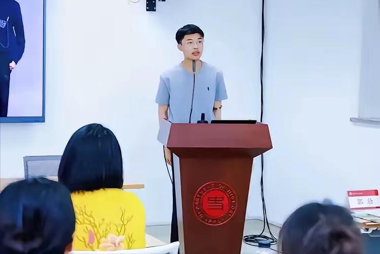 天不怕，地不怕，就怕有才上北大初中弃学摆地摊偶尔成为网红后的郭有才竟然可以上北