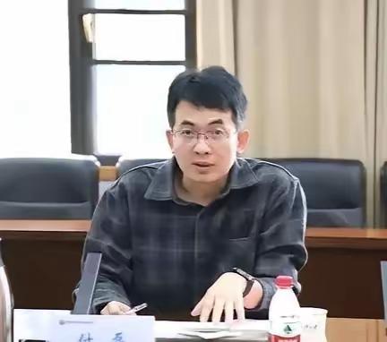 武大高颜值学霸教授走红：温文尔雅的皮囊下，是顶级的学术人生与跌宕争议武汉大